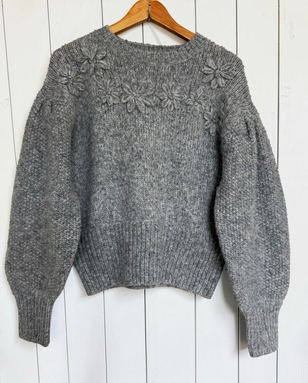 Free Assembly Women's Knit Pullover Sweater Gray Embroidered Floral Puff Size S